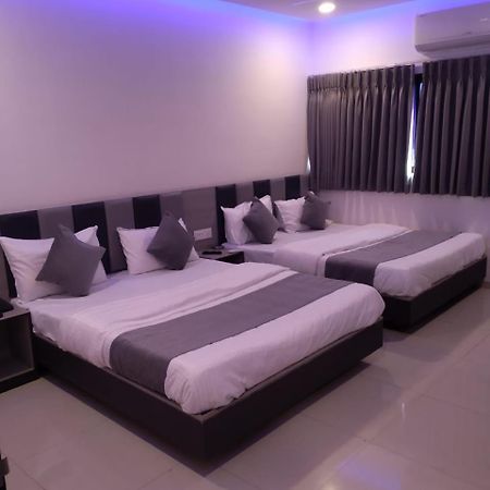 Hotel Selfie Inn Ahmedabad Esterno foto