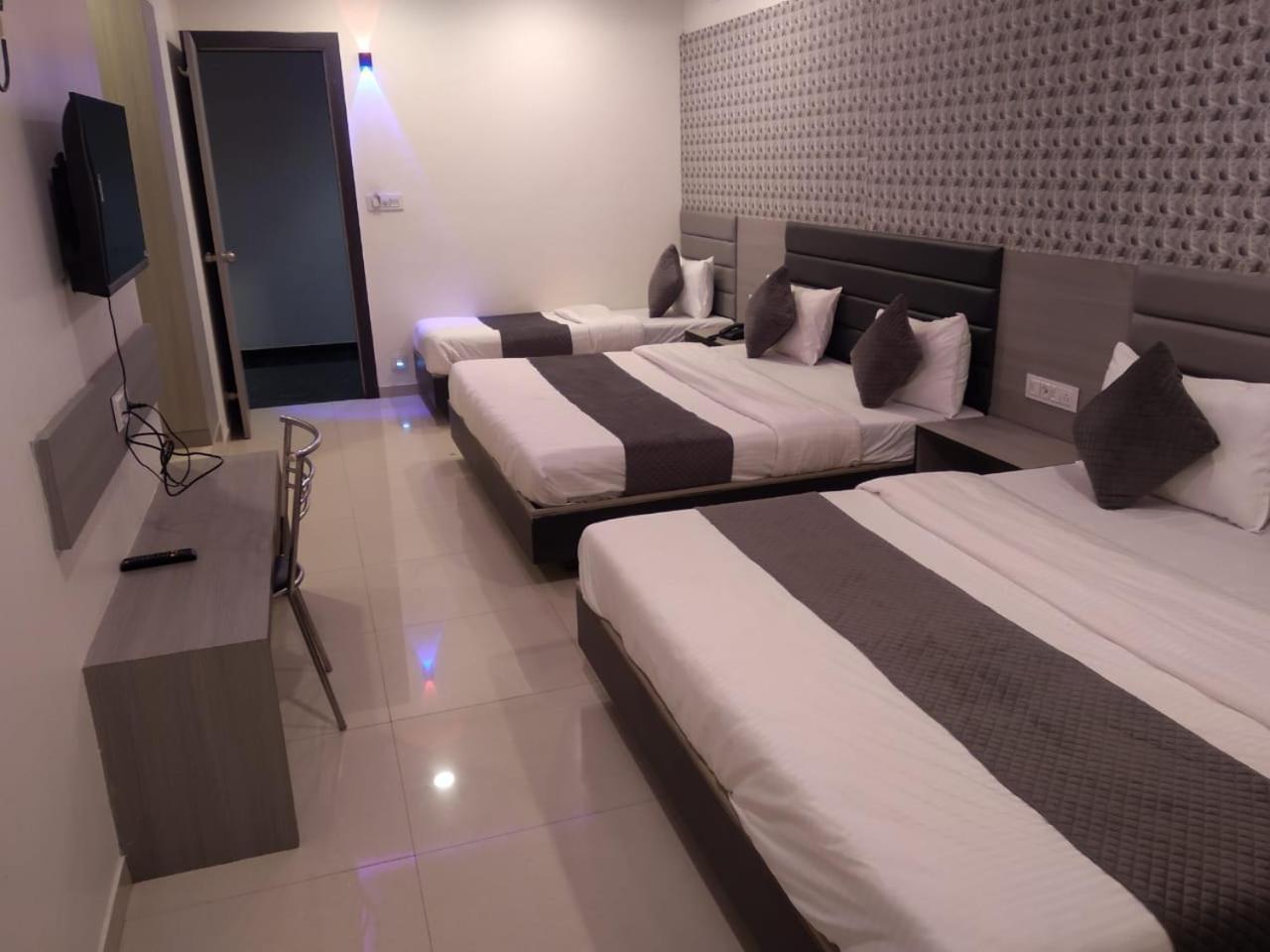 Hotel Selfie Inn Ahmedabad Esterno foto