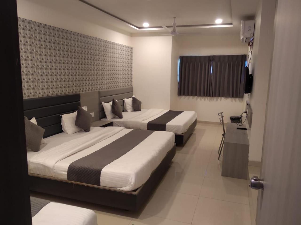 Hotel Selfie Inn Ahmedabad Esterno foto
