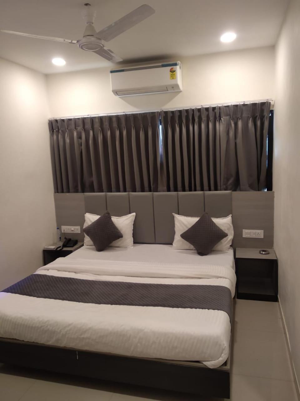 Hotel Selfie Inn Ahmedabad Esterno foto