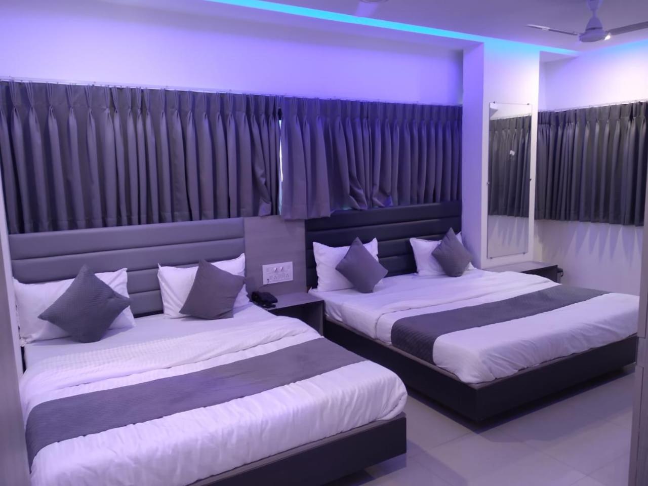 Hotel Selfie Inn Ahmedabad Esterno foto
