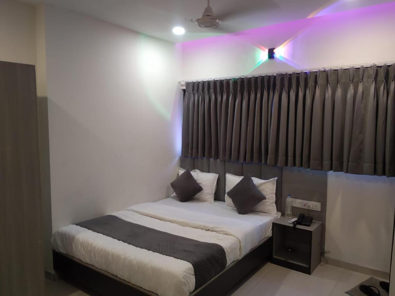 Hotel Selfie Inn Ahmedabad Esterno foto