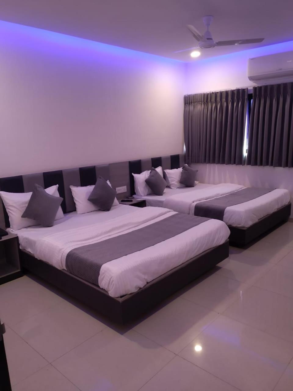 Hotel Selfie Inn Ahmedabad Esterno foto