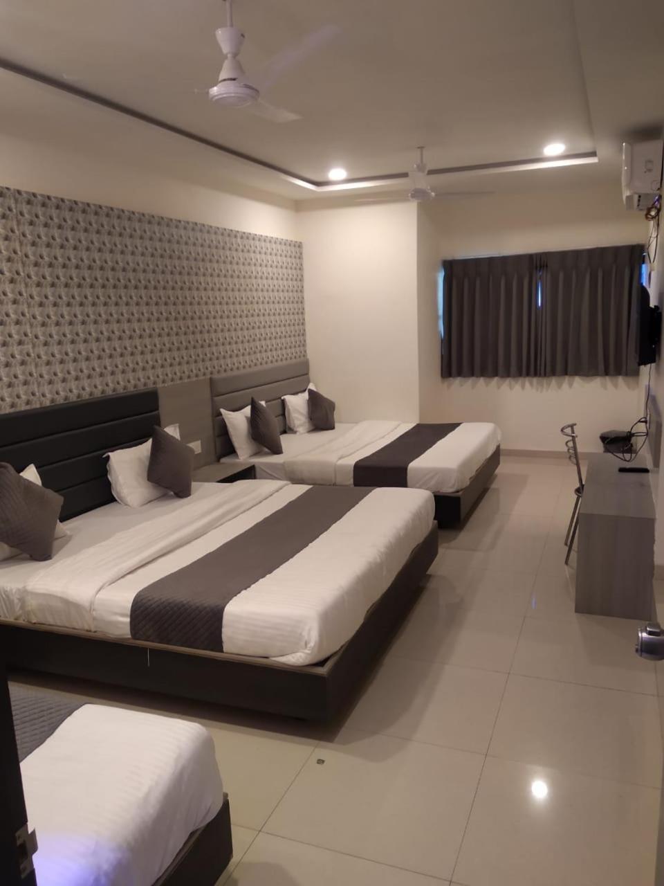 Hotel Selfie Inn Ahmedabad Esterno foto