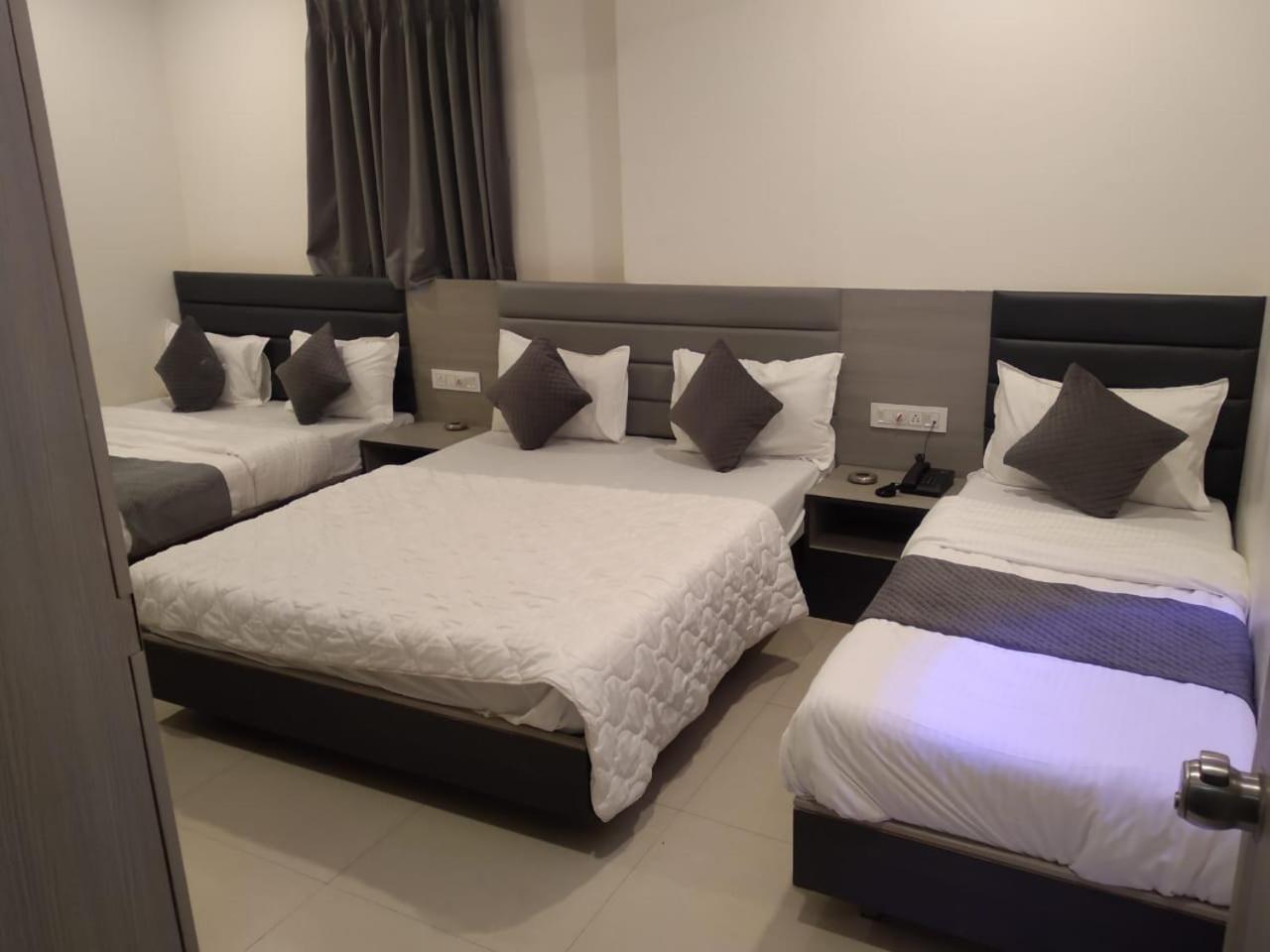 Hotel Selfie Inn Ahmedabad Esterno foto