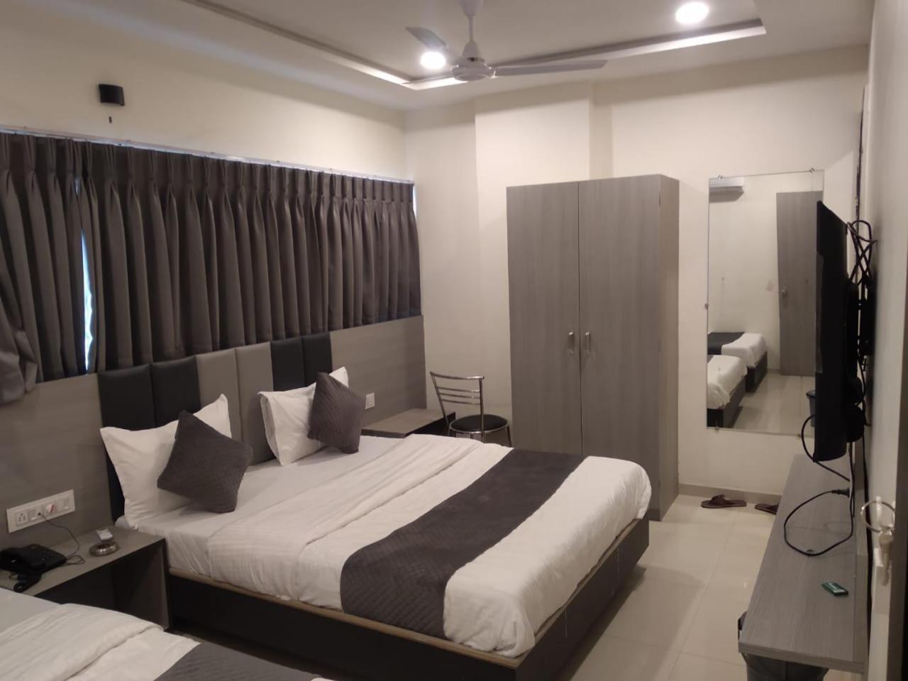 Hotel Selfie Inn Ahmedabad Esterno foto