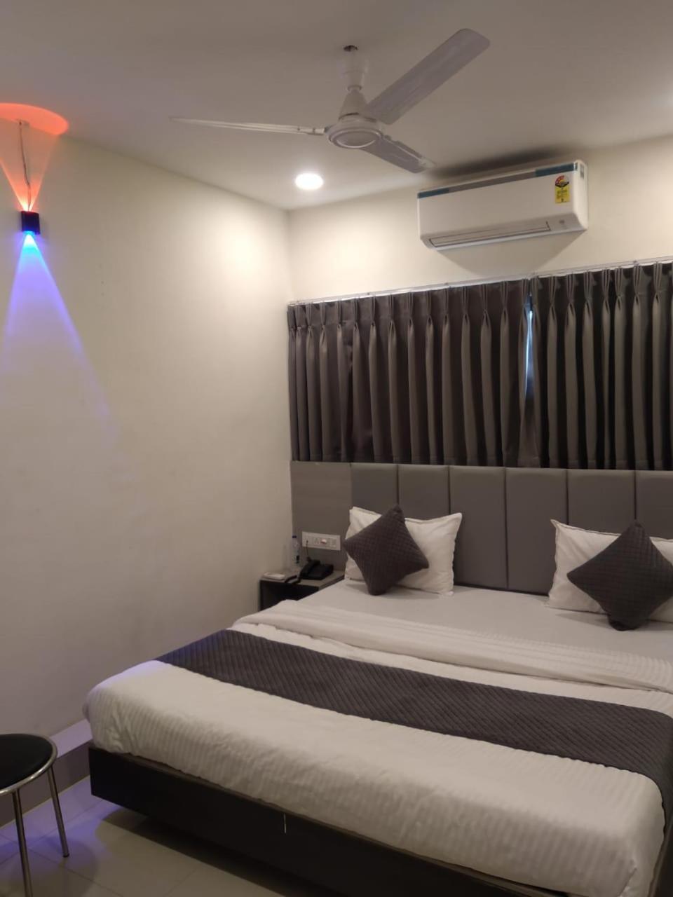 Hotel Selfie Inn Ahmedabad Esterno foto