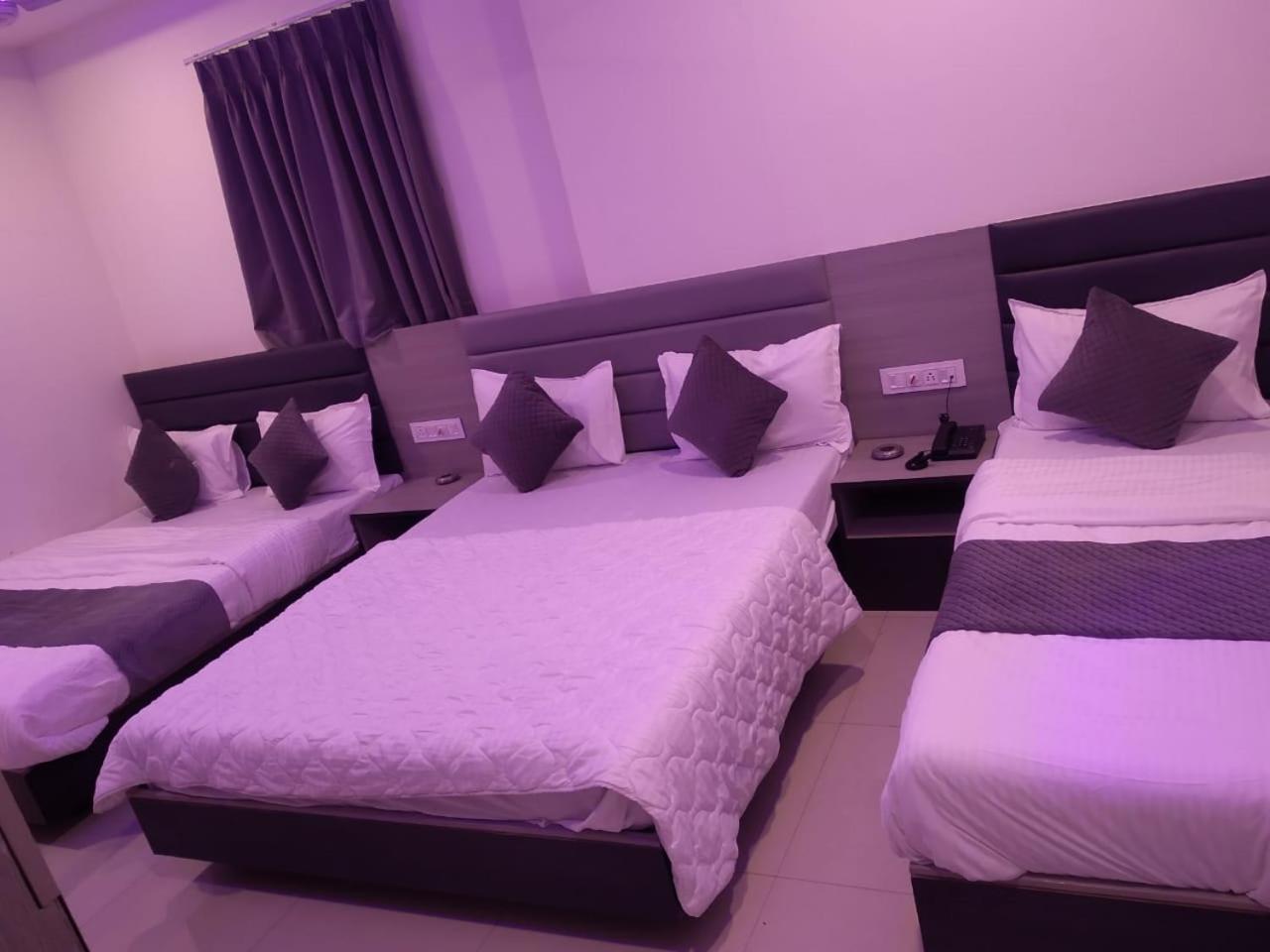 Hotel Selfie Inn Ahmedabad Esterno foto
