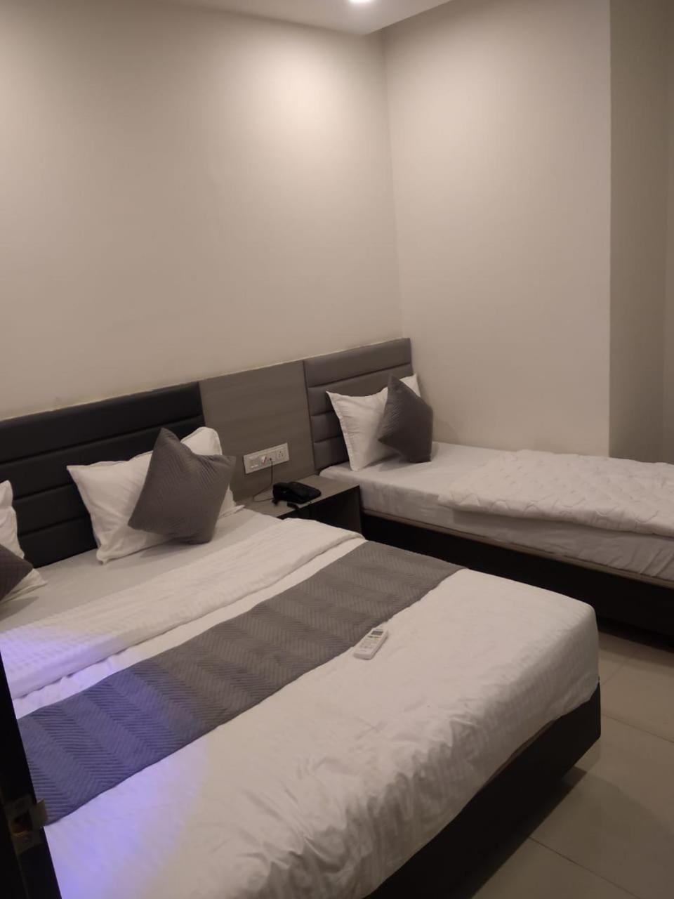 Hotel Selfie Inn Ahmedabad Esterno foto