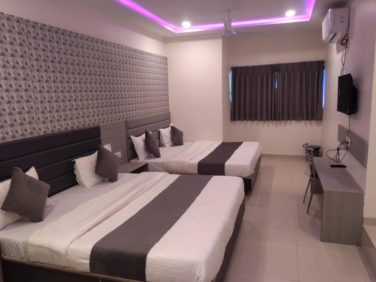 Hotel Selfie Inn Ahmedabad Esterno foto