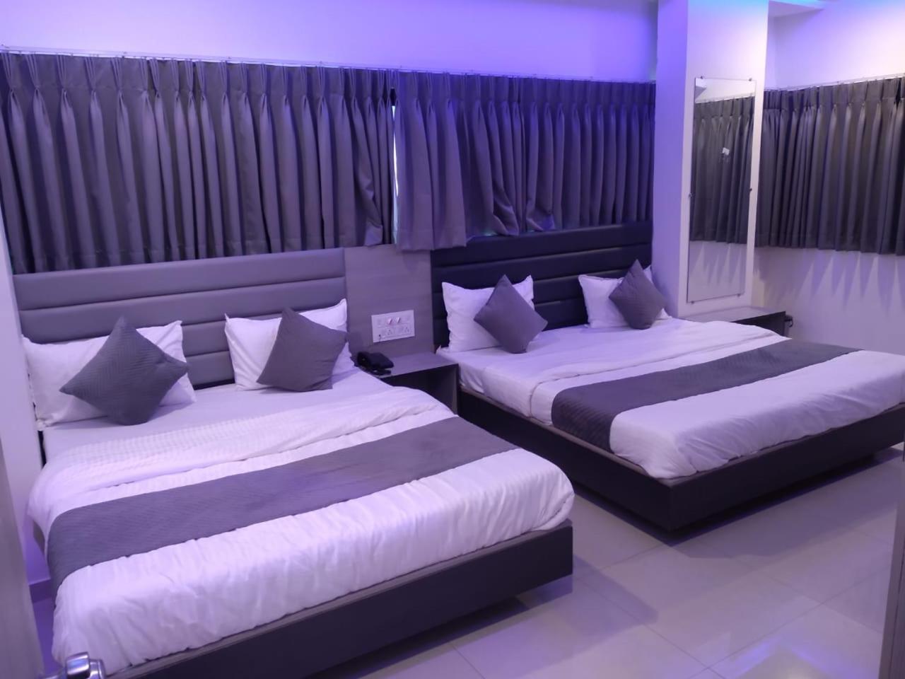Hotel Selfie Inn Ahmedabad Esterno foto