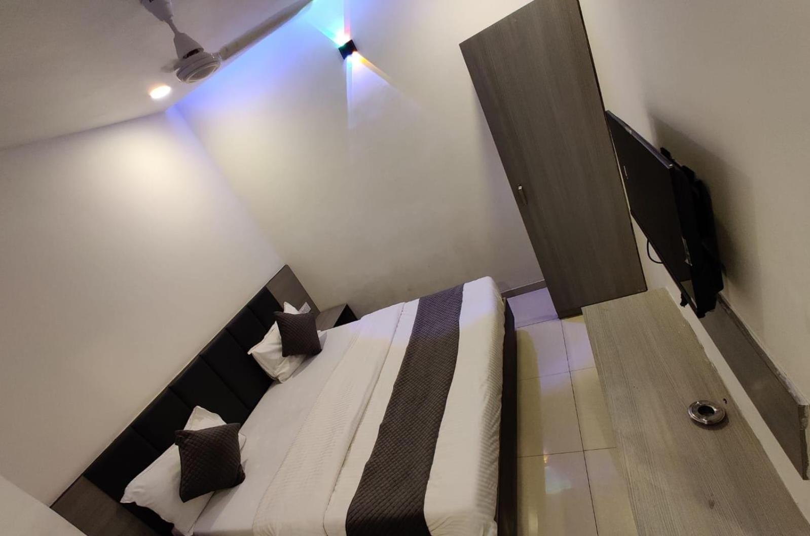 Hotel Selfie Inn Ahmedabad Esterno foto