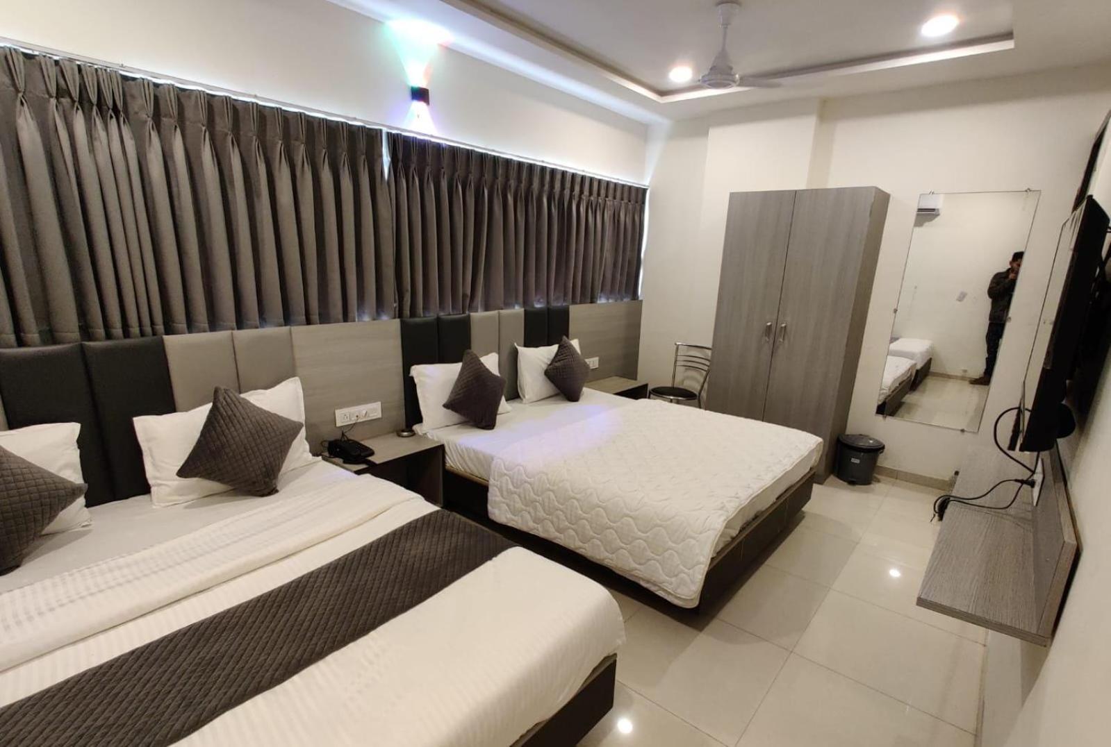 Hotel Selfie Inn Ahmedabad Esterno foto