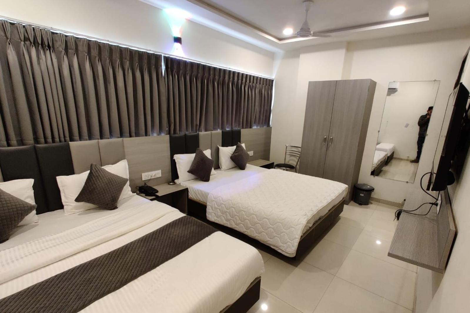 Hotel Selfie Inn Ahmedabad Esterno foto