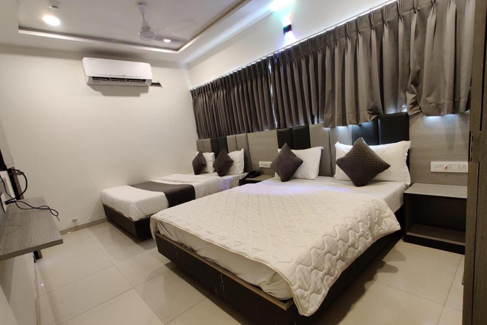 Hotel Selfie Inn Ahmedabad Esterno foto