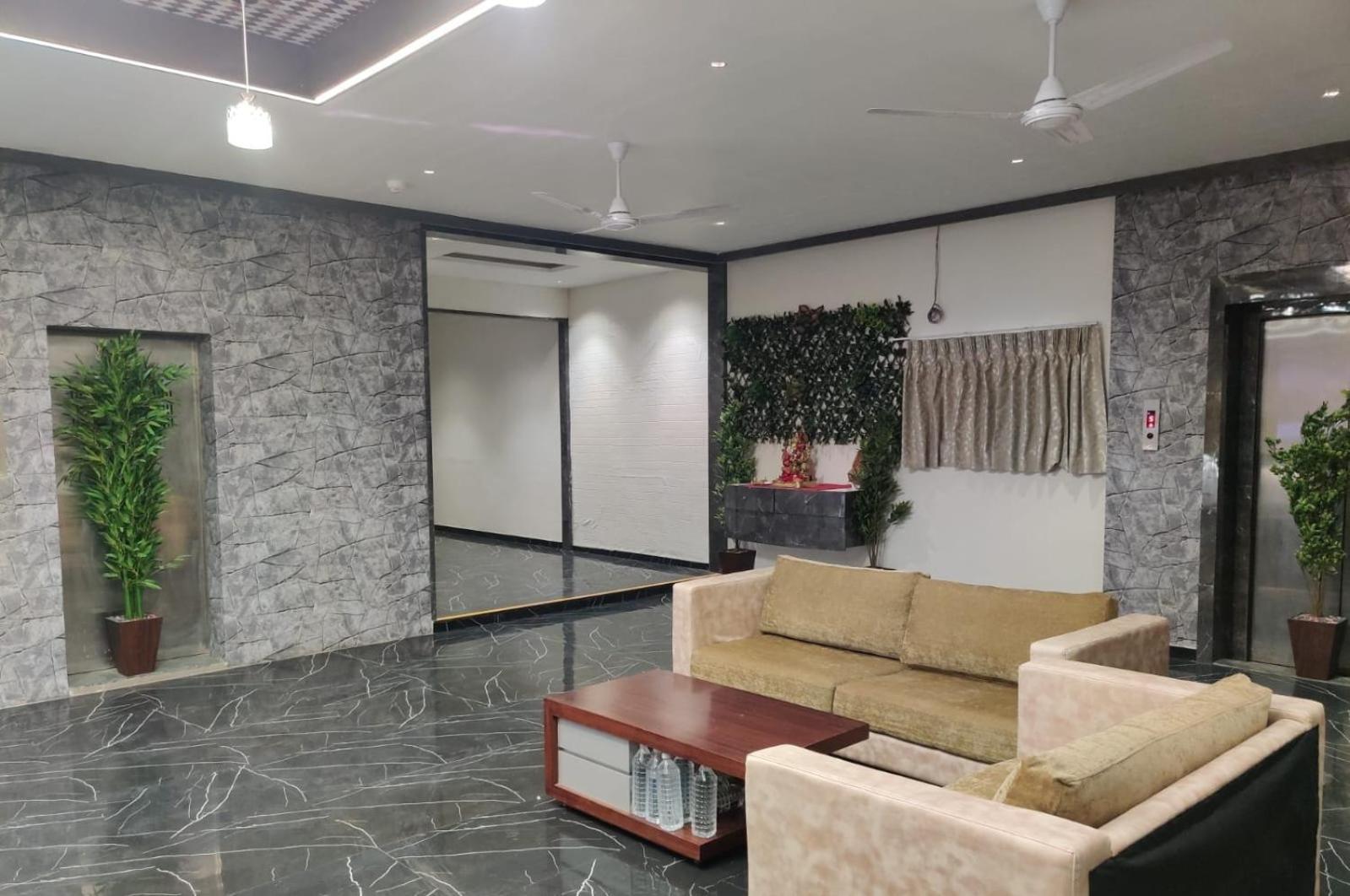 Hotel Selfie Inn Ahmedabad Esterno foto