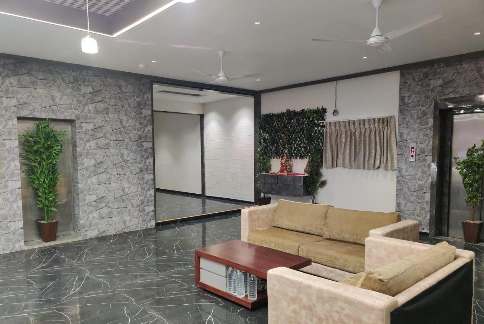 Hotel Selfie Inn Ahmedabad Esterno foto