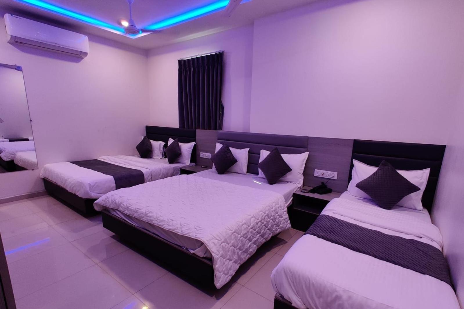 Hotel Selfie Inn Ahmedabad Esterno foto
